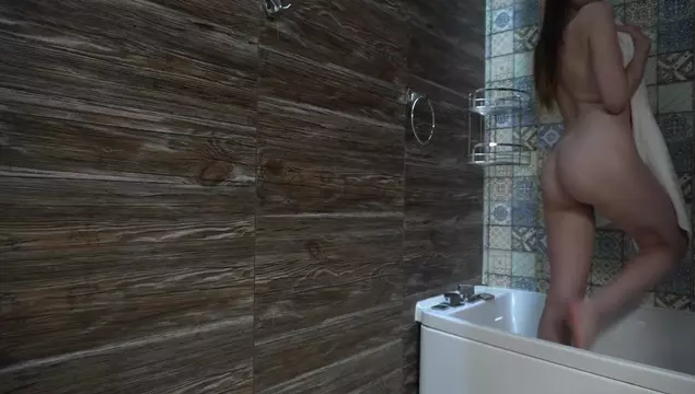 Романтический секс в ванной от русской молодой пары (Профессиональный ролик)
