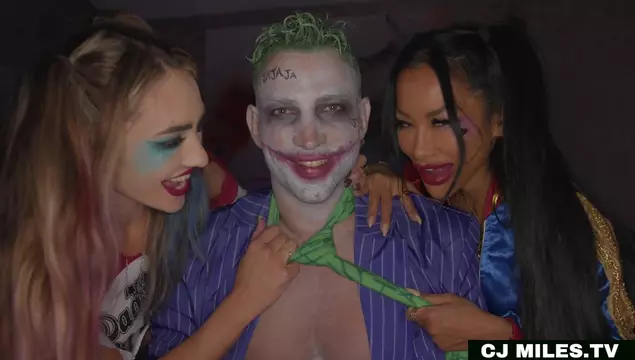 Хэллоуинский тройничок Джокера с двумя горячими сучками