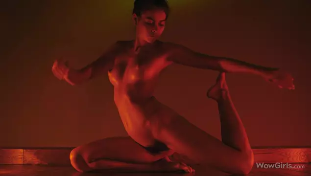 Молодая украинская модель Alissa Foxy демонстрирует свое гибкое тело