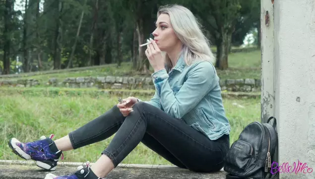 Порно лесбиянки нд занимаются тем что курят на камеру большие сигареты и выдыхают едкий дым