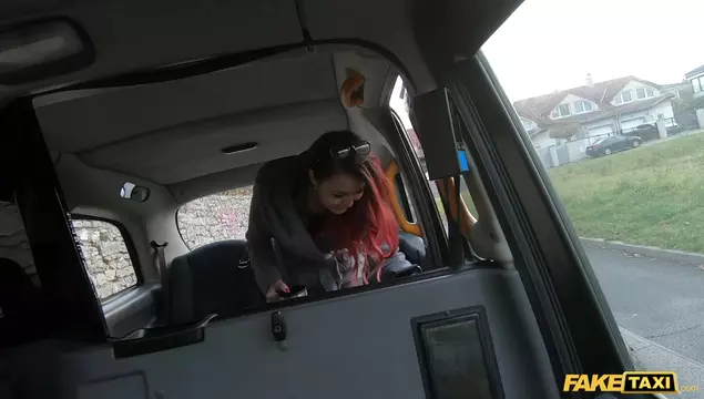 Рыжая девушка согласилась отсосать таксисту в качестве оплаты за проезд