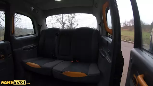 Таксист Убера обманул и трахнул наивную пассажирку на заднем сиденье машины