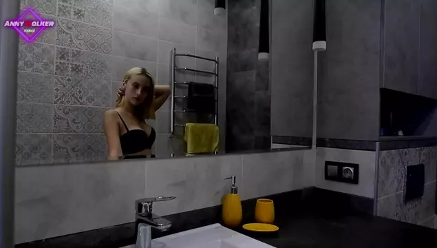 Порно видео зашла в душ