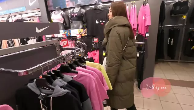 Во время шопинга девчонка отсосала парню в примерочной магазина