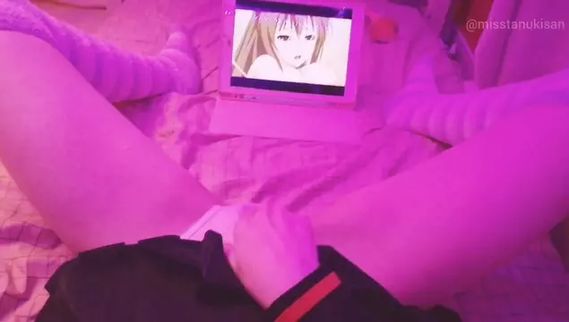 Юная девчонка смотрит аниме порно и ласкает свою мокрую киску