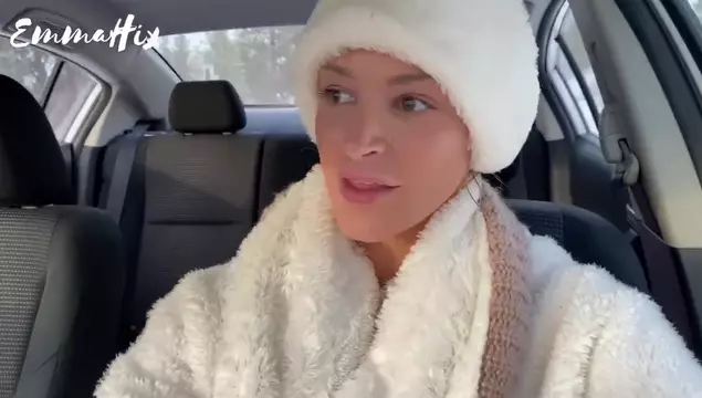 Возбужденная сучка EMMA HIX дрочит свою киску на снегу