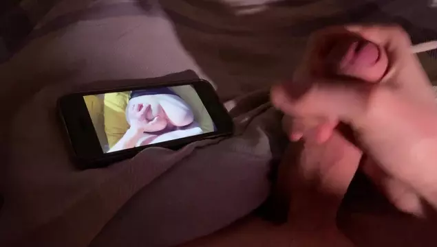 Грудастая мачеха дрочит член пасынка, пока он смотрит домашнее порно