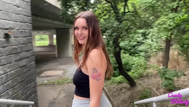 19 летняя отсосала и дала в киску прямо в парке незнакомцу