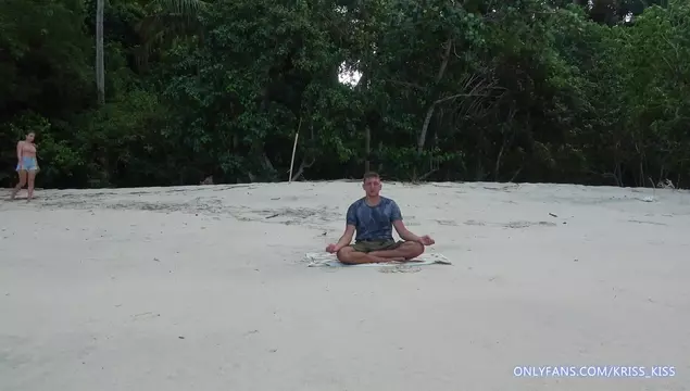 Незнакомка отсосала мне член во время медитации на пляже