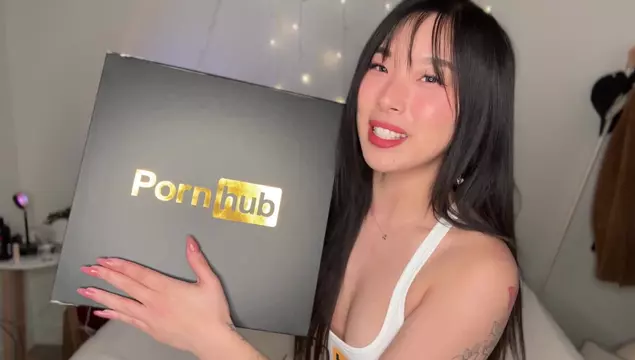 Азиатская порно актриса с ПорнХаба трахается с своим парнем