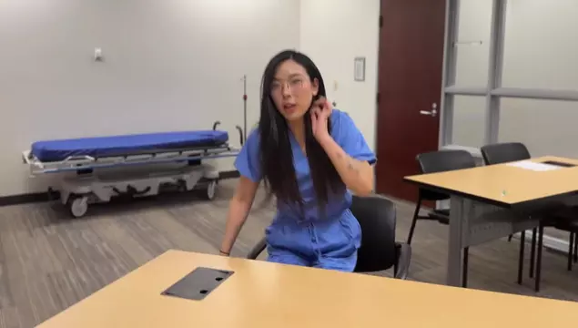 Доктор развел азиатку интерна на секс в больнице